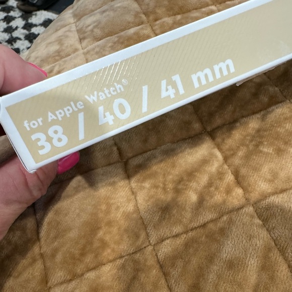 MAGNETIC silicone watch band for iwatch 38,40,41 mm…. Neutral & nice! See pic: - Picture 5 of 6